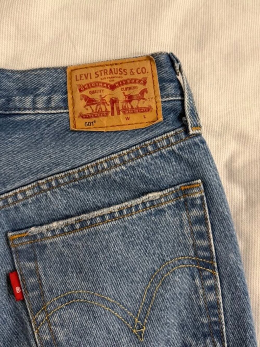 LEVI'S 501 RIPPED JEAN